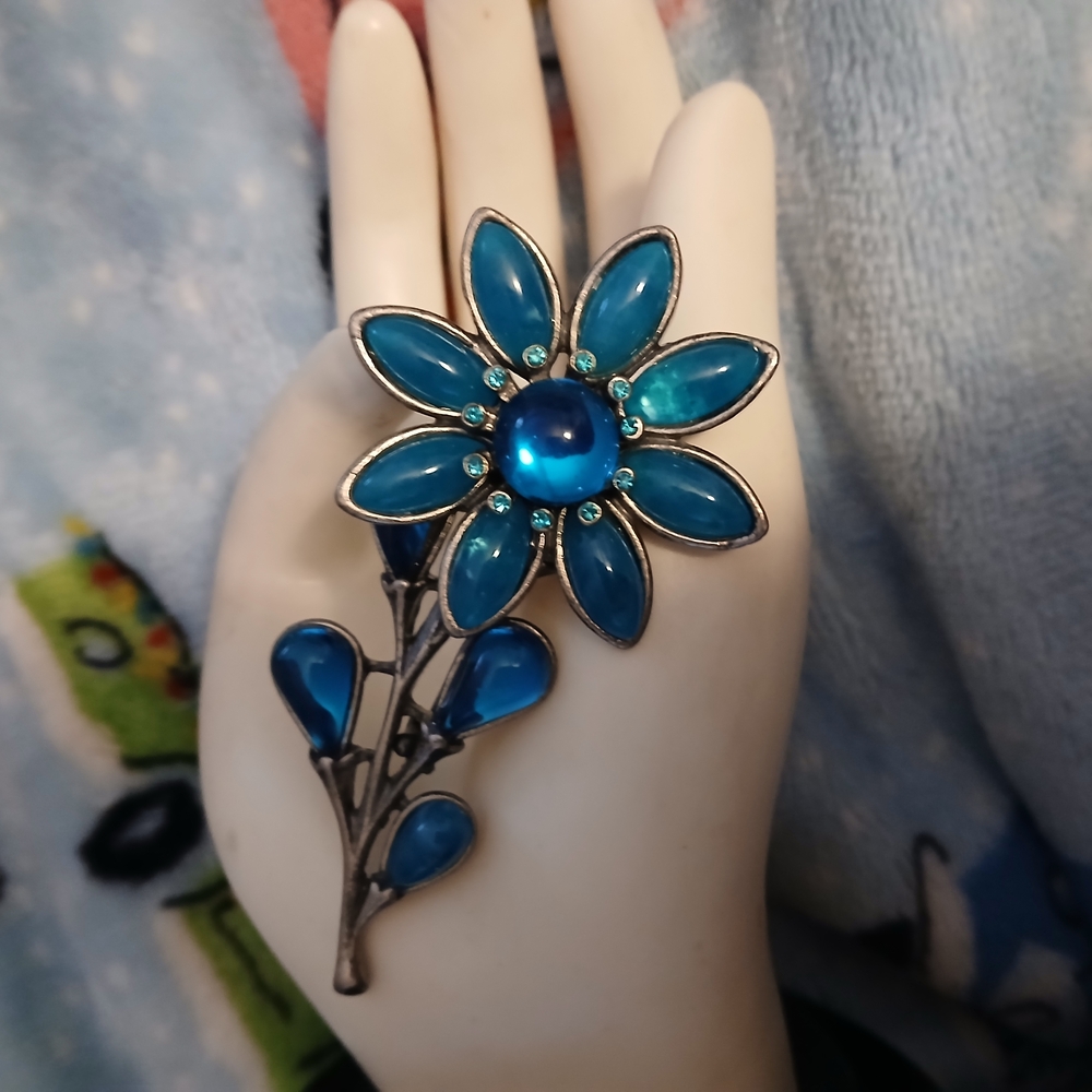Blue Floral Brooch with Teardrop Petals